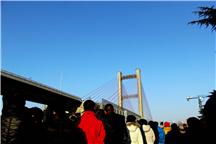 瞧，立交桥合拢了！