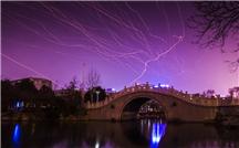 情人节飘过公园的孔明灯