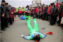 《驴不胜怒踢得人仰马翻》