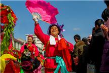 《欢天喜地庆丰年》