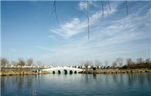 碧水.蓝天.白云.婚纱照