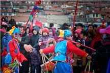 村里扭来大秧歌