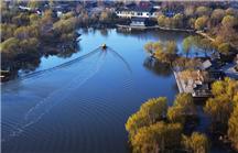 一叶小舟入画来