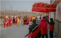 等着新娘上花轿