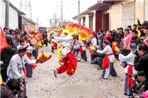 村里来了秧歌队