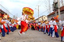 村里来了秧歌队