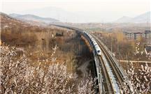 《驶往春天的高铁》