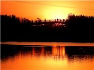 白浪秋水浸红霞