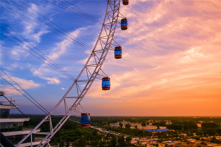 杨保胜 作品简介            2015年5月1日,聊城摩天轮正式