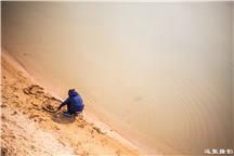 沙滩玩耍的小男孩