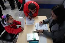 “我陪爸爸来应聘”