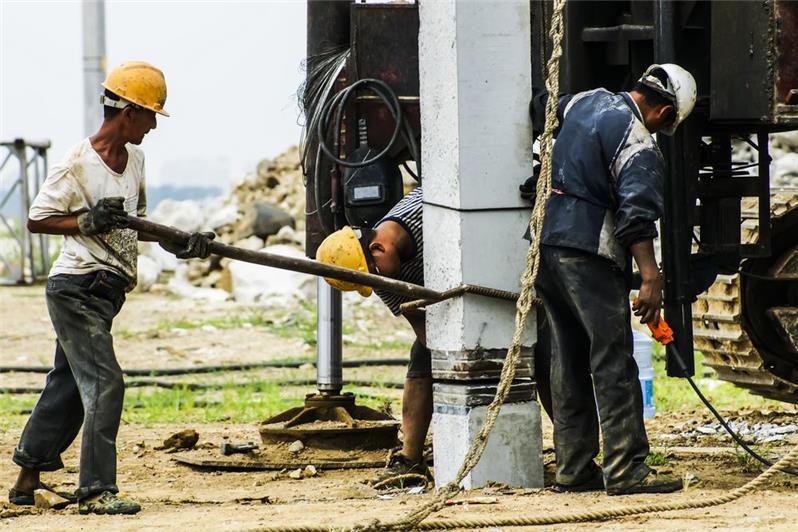 打桩的工人-孔子故乡 中国山东国际网络摄影
