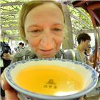 老外在济南喝大碗茶摄影