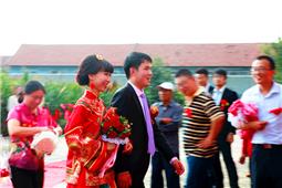 爸妈：新媳妇给您们娶回来了！