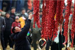 大红鞭炮高高挂