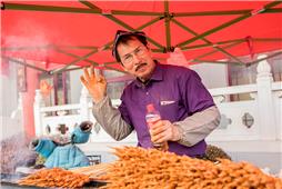 卖肉串的维族老人