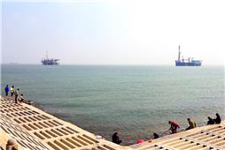 《黄河口海上钻井平台》