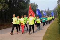 我们走在大路上