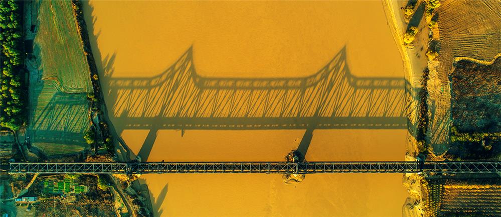 铁桥之影