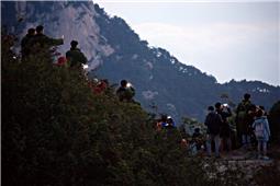 拍摄泰山日出的游客