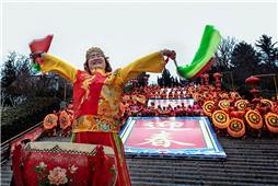 迎春的锣鼓敲起来