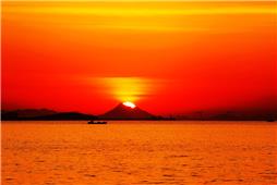 《日出东方红》