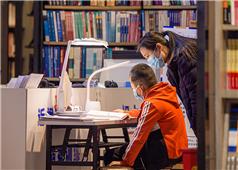 跟着妈妈去上班