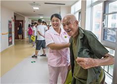 敬老院里笑声多