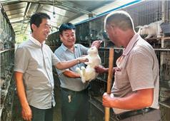 “第一书记”到农家