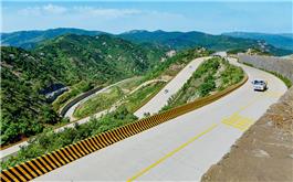 《抗战老区康庄路》