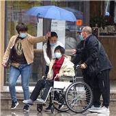 雨中亲情浓