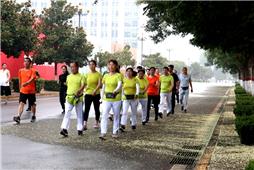 我们走在大路上