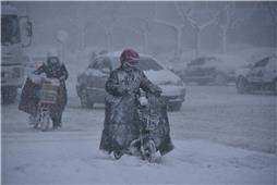 风雪赶路人
