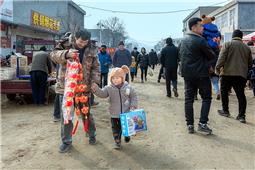 小手牵大手  买了年货回家走