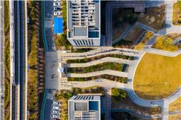 俯瞰11号线穿越核酸检测