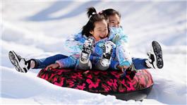 冰雪童心绽暖颜