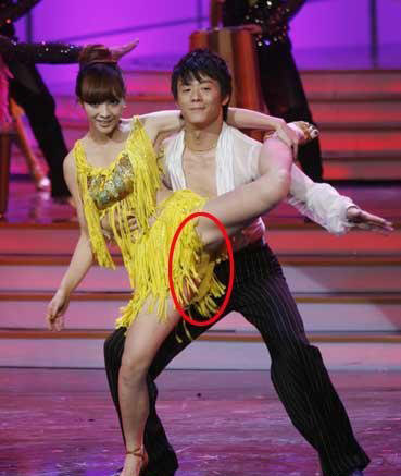 柳岩故意掀裙露底抱大腿 柳岩<em>大尺度</em>走光抢镜