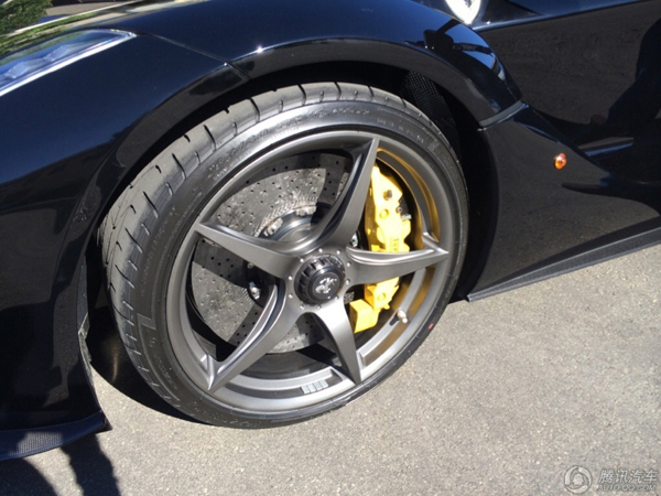 车主低调练车 法拉利laferrari自家测试跑道奔驰高清图片