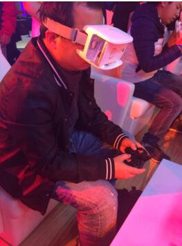 蚁视与联想合作推出便携式虚拟现实设备——乐檬蚁视VR眼镜