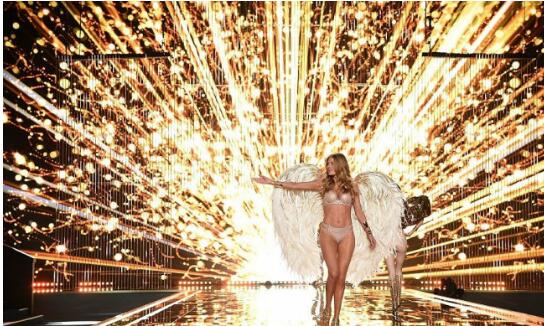 维秘20周年，闪光灯下秀出来什么