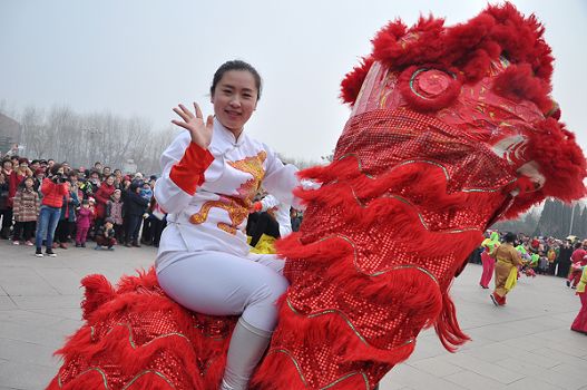 临沂罗庄区:舞狮子 扭秧歌 羊年新春"喜羊羊"
