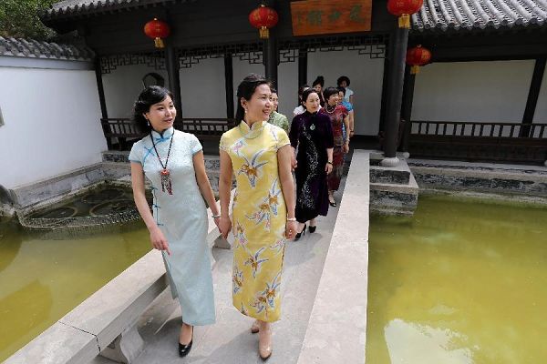 山東省イ坊市市民はチャイナドレスショーを