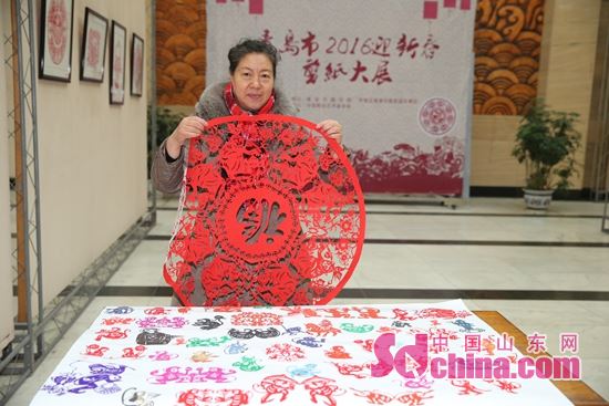 青岛剪纸艺术家李翠敏携八猴捧福贺新春_中