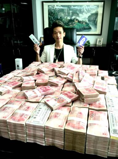 V塑执行董事AK新品三天狂买八百万-MSN中国