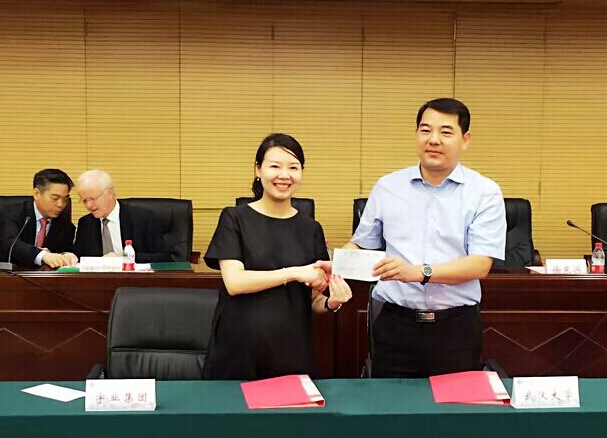 布朗基院长和萧夏医生受聘为武大客座教授