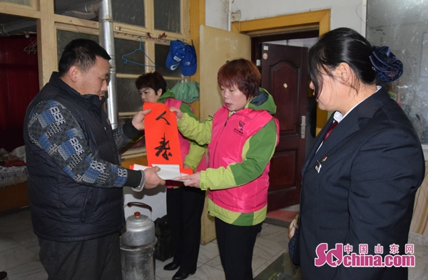 潍坊奎文胡西社区举办迎新春,送福进家门活动