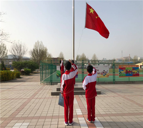 济南高新区鸡山小学举行清明节升旗仪式
