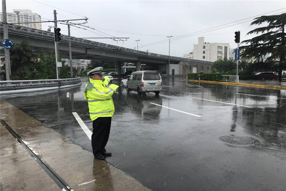 处理崴脚要牢记“八字诀”:休息冰敷加压抬高