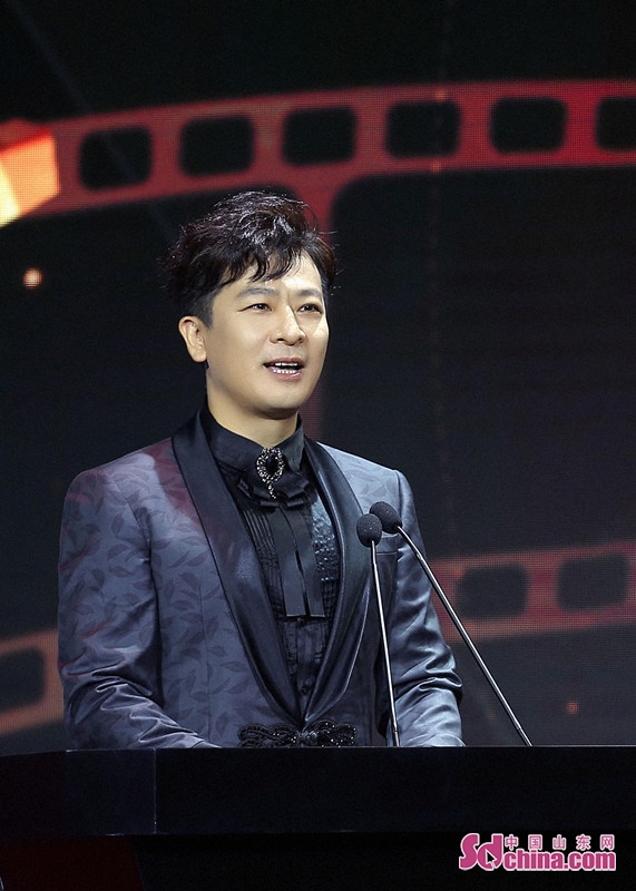 首届中国网络电影周开幕 于毅作为演员代表发言