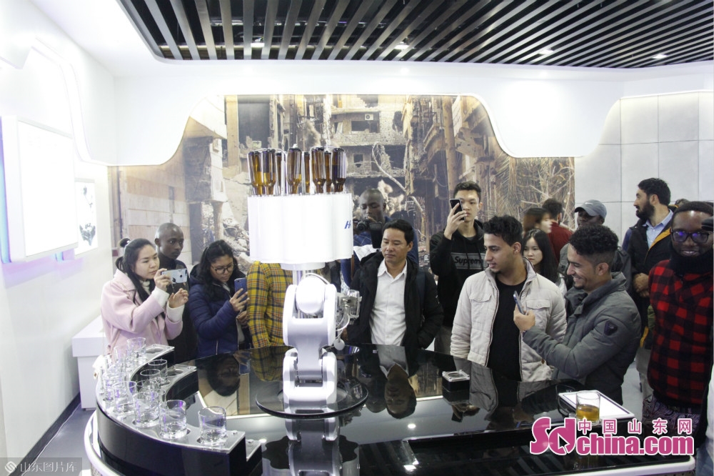 International students visit Jinan Innovation and Entrepreneurship Base for International High-caliber Talents on Nov. 9 in Jinan, capital of Shandong Province.<br/>The 2019 &ldquo;Experiencing China in Dynamic Shandong&rdquo; wrapped up on Nov. 10 in Weifang, Shandong Province. In the two-day trip in Jinan and Weifang, over one hundred international students had a close look at Shandong&rsquo;s brilliant achievements of economic and social development.<br/>